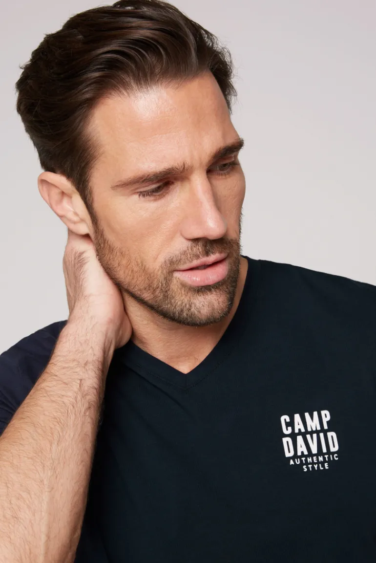 Shop CAMP DAVID & SOCCX Basic T-Shirt V-Neck mit Logo Print blue navy bluenavy