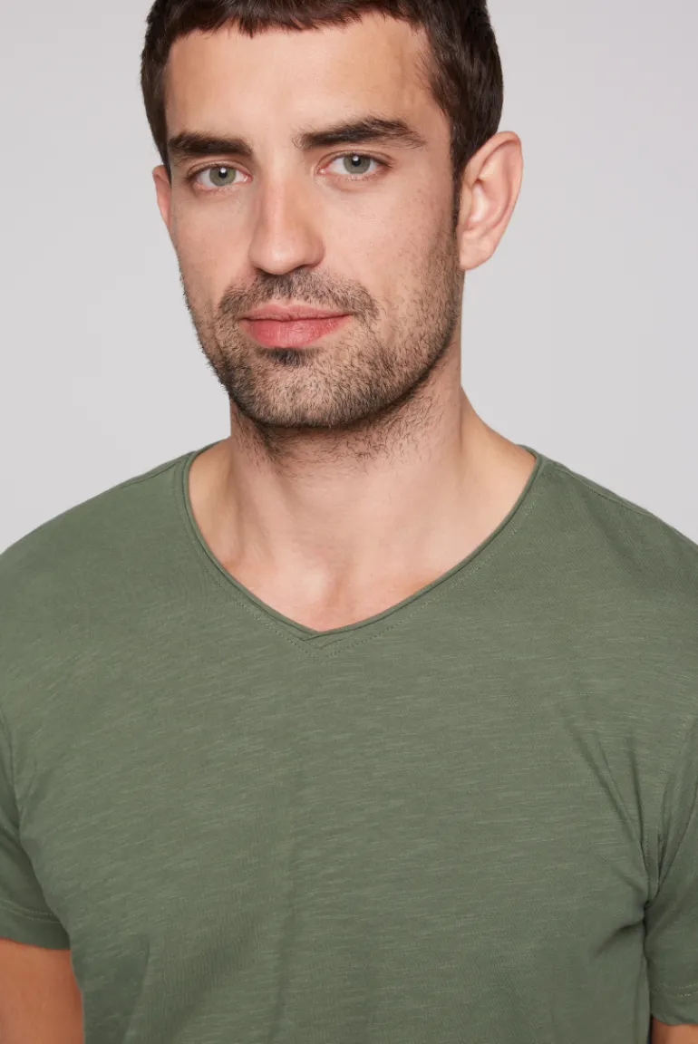 Shop CAMP DAVID & SOCCX Basic T-Shirt V-Neck mit Used-Kante green olive greenolive