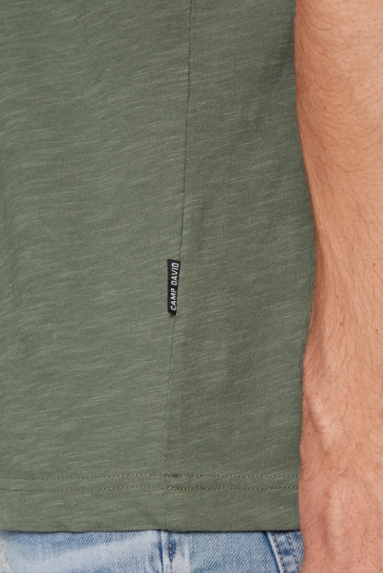 Shop CAMP DAVID & SOCCX Basic T-Shirt V-Neck mit Used-Kante green olive greenolive