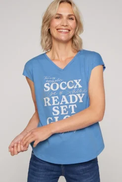 Shop CAMP DAVID & SOCCX Shirt mit V-Ausschnitt und Wording Print airy blue airyblue