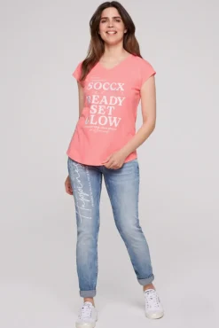 Best Sale CAMP DAVID & SOCCX Shirt mit V-Ausschnitt und Wording Print neon pink neonpink