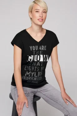 New CAMP DAVID & SOCCX Shirt mit V-Ausschnitt und Wording Print black