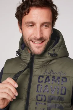 Online CAMP DAVID & SOCCX Steppweste mit Kapuze und Rücken-Print medium khaki mediumkhaki