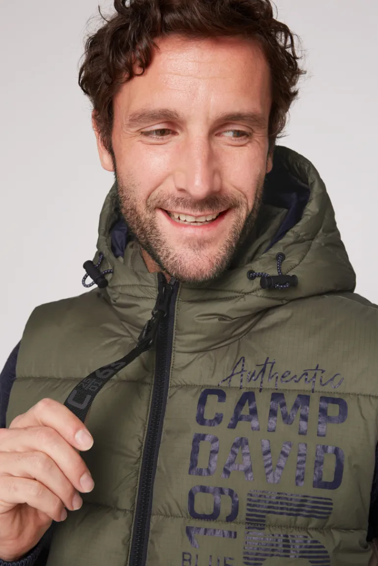 Online CAMP DAVID & SOCCX Steppweste mit Kapuze und Rücken-Print medium khaki mediumkhaki