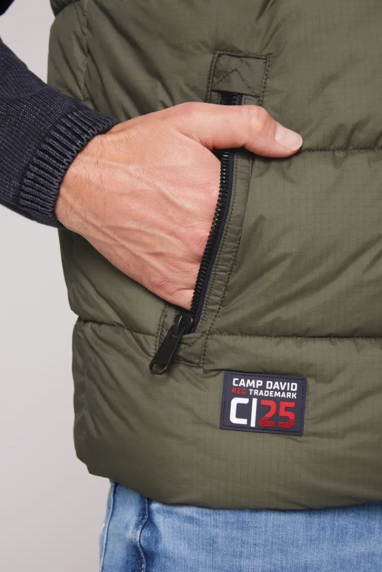 Online CAMP DAVID & SOCCX Steppweste mit Kapuze und Rücken-Print medium khaki mediumkhaki